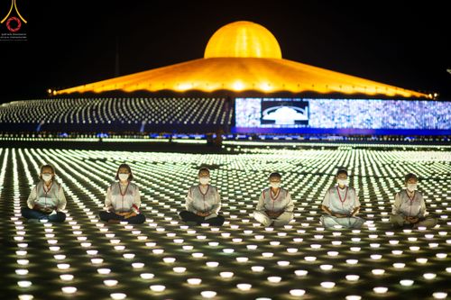 ภาพ No.51500:ประมวลภาพพิธีเจริญพระพุทธมนต์ และพิธีจุดประทีปบูชาธรรม พระมงคลเทพมุนี (สด จนฺทสโร) พระผู้ปราบมาร  เนื่องในวันครูผู้ค้นพบวิชชาธรรมกาย