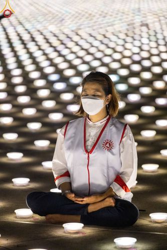 ภาพ No.51497:ประมวลภาพพิธีเจริญพระพุทธมนต์ และพิธีจุดประทีปบูชาธรรม พระมงคลเทพมุนี (สด จนฺทสโร) พระผู้ปราบมาร  เนื่องในวันครูผู้ค้นพบวิชชาธรรมกาย