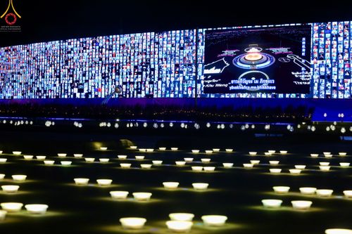 ภาพ No.51503:ประมวลภาพพิธีเจริญพระพุทธมนต์ และพิธีจุดประทีปบูชาธรรม พระมงคลเทพมุนี (สด จนฺทสโร) พระผู้ปราบมาร  เนื่องในวันครูผู้ค้นพบวิชชาธรรมกาย