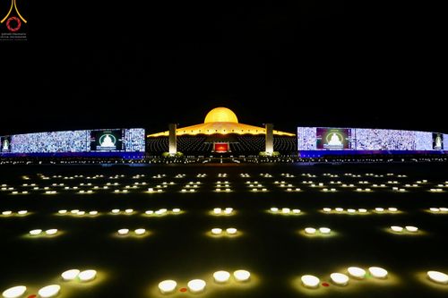 ภาพ No.51499:ประมวลภาพพิธีเจริญพระพุทธมนต์ และพิธีจุดประทีปบูชาธรรม พระมงคลเทพมุนี (สด จนฺทสโร) พระผู้ปราบมาร  เนื่องในวันครูผู้ค้นพบวิชชาธรรมกาย