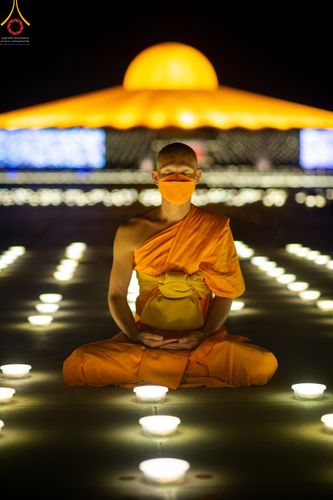 ภาพ No.51498:ประมวลภาพพิธีเจริญพระพุทธมนต์ และพิธีจุดประทีปบูชาธรรม พระมงคลเทพมุนี (สด จนฺทสโร) พระผู้ปราบมาร  เนื่องในวันครูผู้ค้นพบวิชชาธรรมกาย