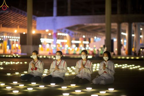 ภาพ No.51502:ประมวลภาพพิธีเจริญพระพุทธมนต์ และพิธีจุดประทีปบูชาธรรม พระมงคลเทพมุนี (สด จนฺทสโร) พระผู้ปราบมาร  เนื่องในวันครูผู้ค้นพบวิชชาธรรมกาย