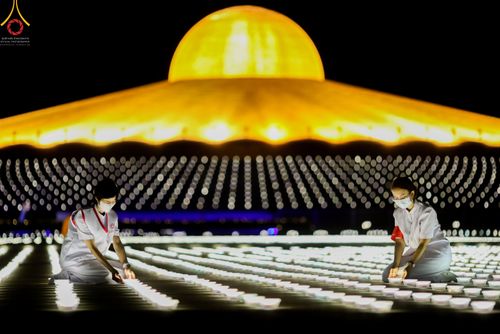 ภาพ No.51508:ประมวลภาพพิธีเจริญพระพุทธมนต์ และพิธีจุดประทีปบูชาธรรม พระมงคลเทพมุนี (สด จนฺทสโร) พระผู้ปราบมาร  เนื่องในวันครูผู้ค้นพบวิชชาธรรมกาย