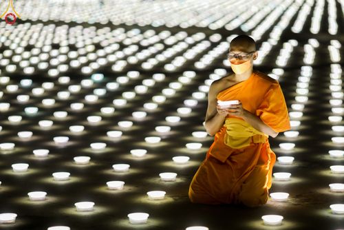 ภาพ No.51509:ประมวลภาพพิธีเจริญพระพุทธมนต์ และพิธีจุดประทีปบูชาธรรม พระมงคลเทพมุนี (สด จนฺทสโร) พระผู้ปราบมาร  เนื่องในวันครูผู้ค้นพบวิชชาธรรมกาย
