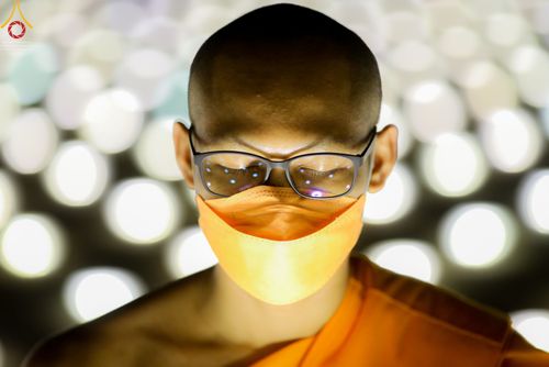 ภาพ No.51506:ประมวลภาพพิธีเจริญพระพุทธมนต์ และพิธีจุดประทีปบูชาธรรม พระมงคลเทพมุนี (สด จนฺทสโร) พระผู้ปราบมาร  เนื่องในวันครูผู้ค้นพบวิชชาธรรมกาย