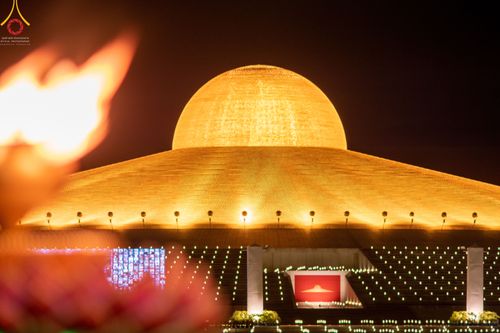 ภาพ No.51510:ประมวลภาพพิธีเจริญพระพุทธมนต์ และพิธีจุดประทีปบูชาธรรม พระมงคลเทพมุนี (สด จนฺทสโร) พระผู้ปราบมาร  เนื่องในวันครูผู้ค้นพบวิชชาธรรมกาย