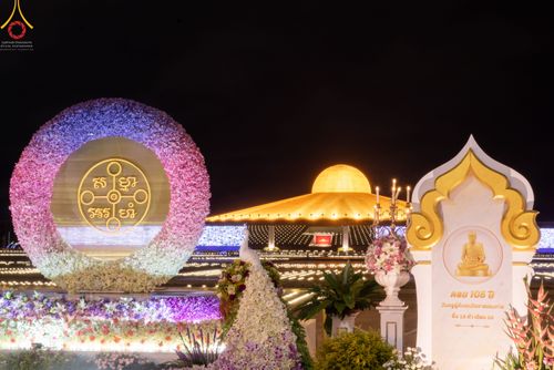 ภาพ No.51513:ประมวลภาพพิธีเจริญพระพุทธมนต์ และพิธีจุดประทีปบูชาธรรม พระมงคลเทพมุนี (สด จนฺทสโร) พระผู้ปราบมาร  เนื่องในวันครูผู้ค้นพบวิชชาธรรมกาย
