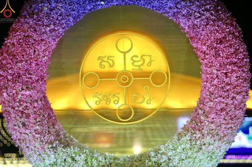 ภาพ No.51511:ประมวลภาพพิธีเจริญพระพุทธมนต์ และพิธีจุดประทีปบูชาธรรม พระมงคลเทพมุนี (สด จนฺทสโร) พระผู้ปราบมาร  เนื่องในวันครูผู้ค้นพบวิชชาธรรมกาย