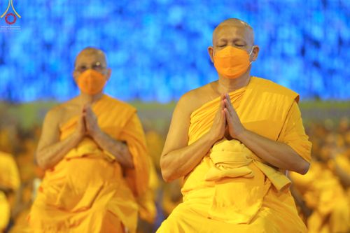 ภาพ No.51514:ประมวลภาพพิธีเจริญพระพุทธมนต์ และพิธีจุดประทีปบูชาธรรม พระมงคลเทพมุนี (สด จนฺทสโร) พระผู้ปราบมาร  เนื่องในวันครูผู้ค้นพบวิชชาธรรมกาย