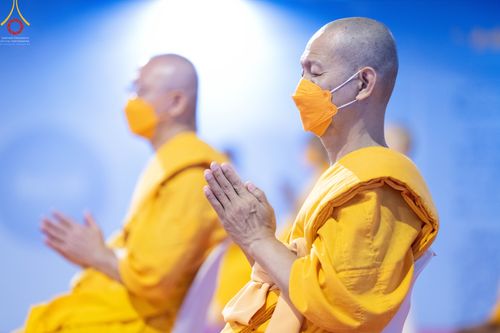 ภาพ No.51516:ประมวลภาพพิธีเจริญพระพุทธมนต์ และพิธีจุดประทีปบูชาธรรม พระมงคลเทพมุนี (สด จนฺทสโร) พระผู้ปราบมาร  เนื่องในวันครูผู้ค้นพบวิชชาธรรมกาย