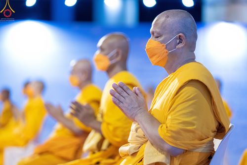 ภาพ No.51515:ประมวลภาพพิธีเจริญพระพุทธมนต์ และพิธีจุดประทีปบูชาธรรม พระมงคลเทพมุนี (สด จนฺทสโร) พระผู้ปราบมาร  เนื่องในวันครูผู้ค้นพบวิชชาธรรมกาย