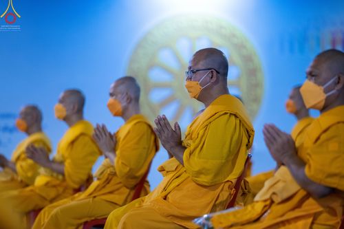 ภาพ No.51518:ประมวลภาพพิธีเจริญพระพุทธมนต์ และพิธีจุดประทีปบูชาธรรม พระมงคลเทพมุนี (สด จนฺทสโร) พระผู้ปราบมาร  เนื่องในวันครูผู้ค้นพบวิชชาธรรมกาย