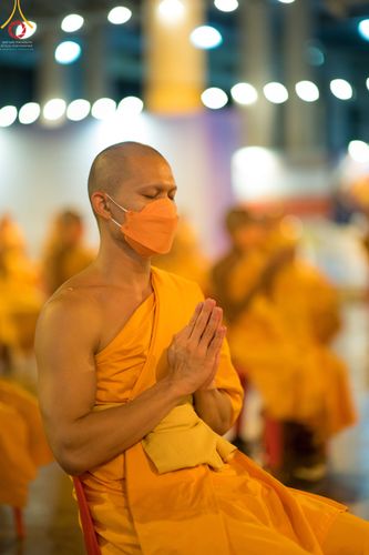 ภาพ No.51517:ประมวลภาพพิธีเจริญพระพุทธมนต์ และพิธีจุดประทีปบูชาธรรม พระมงคลเทพมุนี (สด จนฺทสโร) พระผู้ปราบมาร  เนื่องในวันครูผู้ค้นพบวิชชาธรรมกาย