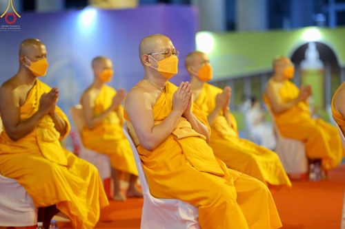 ภาพ No.51526:ประมวลภาพพิธีเจริญพระพุทธมนต์ และพิธีจุดประทีปบูชาธรรม พระมงคลเทพมุนี (สด จนฺทสโร) พระผู้ปราบมาร  เนื่องในวันครูผู้ค้นพบวิชชาธรรมกาย