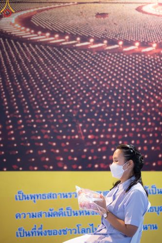 ภาพ No.51523:ประมวลภาพพิธีเจริญพระพุทธมนต์ และพิธีจุดประทีปบูชาธรรม พระมงคลเทพมุนี (สด จนฺทสโร) พระผู้ปราบมาร  เนื่องในวันครูผู้ค้นพบวิชชาธรรมกาย