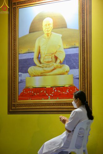 ภาพ No.51524:ประมวลภาพพิธีเจริญพระพุทธมนต์ และพิธีจุดประทีปบูชาธรรม พระมงคลเทพมุนี (สด จนฺทสโร) พระผู้ปราบมาร  เนื่องในวันครูผู้ค้นพบวิชชาธรรมกาย