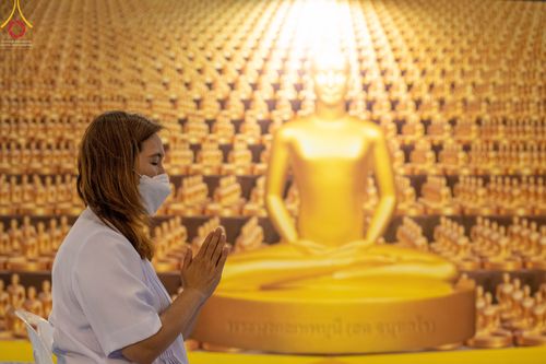 ภาพ No.51527:ประมวลภาพพิธีเจริญพระพุทธมนต์ และพิธีจุดประทีปบูชาธรรม พระมงคลเทพมุนี (สด จนฺทสโร) พระผู้ปราบมาร  เนื่องในวันครูผู้ค้นพบวิชชาธรรมกาย