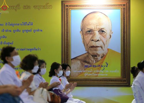 ภาพ No.51531:ประมวลภาพพิธีเจริญพระพุทธมนต์ และพิธีจุดประทีปบูชาธรรม พระมงคลเทพมุนี (สด จนฺทสโร) พระผู้ปราบมาร  เนื่องในวันครูผู้ค้นพบวิชชาธรรมกาย