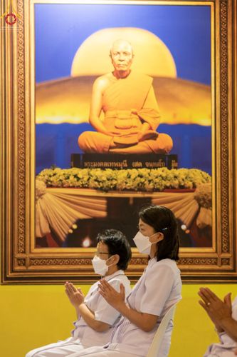 ภาพ No.51528:ประมวลภาพพิธีเจริญพระพุทธมนต์ และพิธีจุดประทีปบูชาธรรม พระมงคลเทพมุนี (สด จนฺทสโร) พระผู้ปราบมาร  เนื่องในวันครูผู้ค้นพบวิชชาธรรมกาย