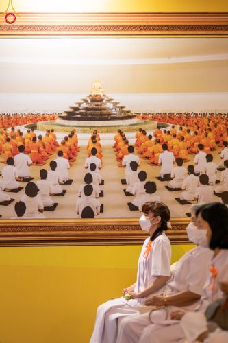 ภาพ No.51529:ประมวลภาพพิธีเจริญพระพุทธมนต์ และพิธีจุดประทีปบูชาธรรม พระมงคลเทพมุนี (สด จนฺทสโร) พระผู้ปราบมาร  เนื่องในวันครูผู้ค้นพบวิชชาธรรมกาย