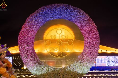 ภาพ No.51533:ประมวลภาพพิธีเจริญพระพุทธมนต์ และพิธีจุดประทีปบูชาธรรม พระมงคลเทพมุนี (สด จนฺทสโร) พระผู้ปราบมาร  เนื่องในวันครูผู้ค้นพบวิชชาธรรมกาย