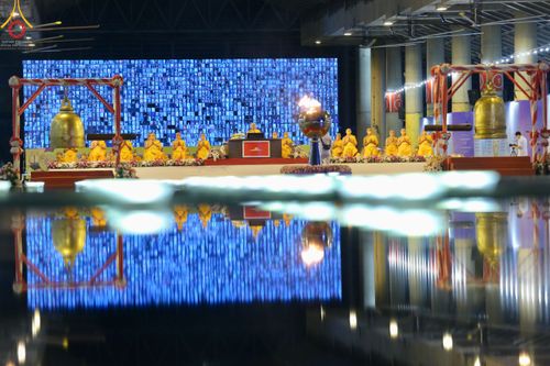 ภาพ No.51534:ประมวลภาพพิธีเจริญพระพุทธมนต์ และพิธีจุดประทีปบูชาธรรม พระมงคลเทพมุนี (สด จนฺทสโร) พระผู้ปราบมาร  เนื่องในวันครูผู้ค้นพบวิชชาธรรมกาย