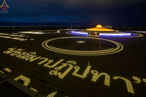 ภาพ No.51539:ประมวลภาพพิธีเจริญพระพุทธมนต์ และพิธีจุดประทีปบูชาธรรม พระมงคลเทพมุนี (สด จนฺทสโร) พระผู้ปราบมาร  เนื่องในวันครูผู้ค้นพบวิชชาธรรมกาย