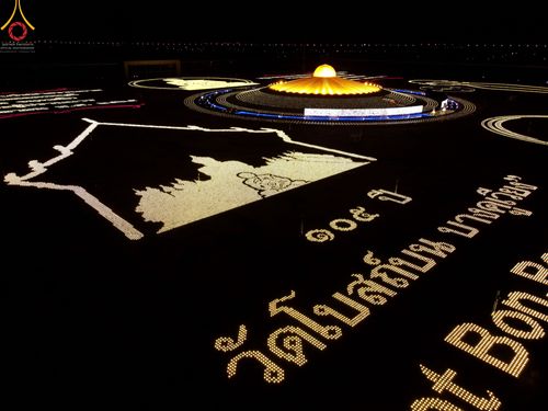 ภาพ No.51540:ประมวลภาพพิธีเจริญพระพุทธมนต์ และพิธีจุดประทีปบูชาธรรม พระมงคลเทพมุนี (สด จนฺทสโร) พระผู้ปราบมาร  เนื่องในวันครูผู้ค้นพบวิชชาธรรมกาย