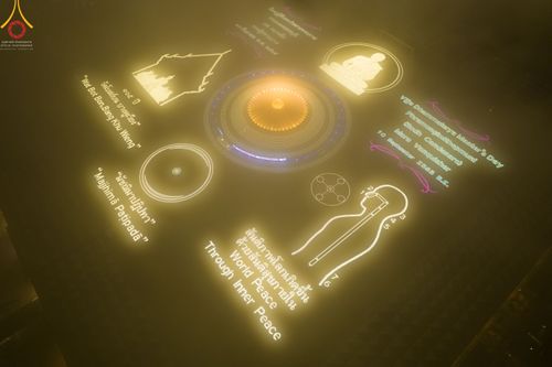 ภาพ No.51543:ประมวลภาพพิธีเจริญพระพุทธมนต์ และพิธีจุดประทีปบูชาธรรม พระมงคลเทพมุนี (สด จนฺทสโร) พระผู้ปราบมาร  เนื่องในวันครูผู้ค้นพบวิชชาธรรมกาย