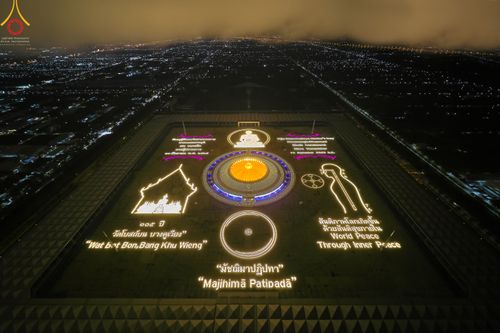 ภาพ No.51542:ประมวลภาพพิธีเจริญพระพุทธมนต์ และพิธีจุดประทีปบูชาธรรม พระมงคลเทพมุนี (สด จนฺทสโร) พระผู้ปราบมาร  เนื่องในวันครูผู้ค้นพบวิชชาธรรมกาย