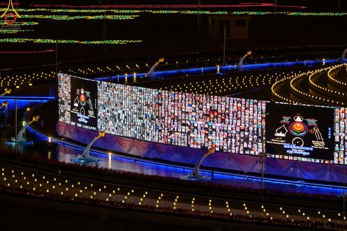 ภาพ No.51547:ประมวลภาพพิธีเจริญพระพุทธมนต์ และพิธีจุดประทีปบูชาธรรม พระมงคลเทพมุนี (สด จนฺทสโร) พระผู้ปราบมาร  เนื่องในวันครูผู้ค้นพบวิชชาธรรมกาย