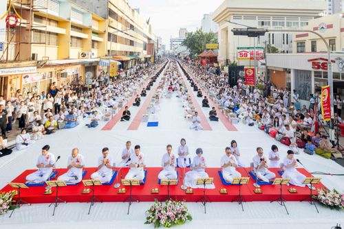 ภาพ No.343182:วันอาทิตย์ที่ 16 สิงหาคม พ.ศ.2569 พิธีตักบาตรพระ 10,000 รูป นานาชาติ ปีที่ 23 คณะสงฆ์ 4 ประเทศ 14 จังหวัดภาคใต้ น้อมถวายเป็นพุทธบูชา ทำบุญเพื่อแม่- พ่อ ณ ถนนนิพัทธ์อุทิศ 3 อ.หาดใหญ่ จ.สงขลา