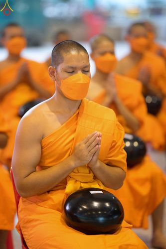 ภาพ No.80269:พิธีตักบาตรฉลองพระใหม่ ในโครงการบรรพชาอุปสมบทหมู่วันคุ้มครองโลก ณ สภาธรรมกายสากล วัดพระธรรมกาย วันอาทิตย์ที่ 16 เมษายน พ.ศ.2566