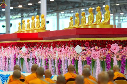 ภาพ No.78966:พิธีวางแผ่นจารึกชื่อ และพิธีวางพวงมาลัยสักการะพระบรมพุทธเจ้า ณ สภาธรรมกายสากล วัดพระธรรมกาย วันที่ 2 เมษายน พ.ศ. 2566