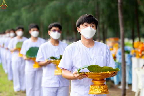 ภาพ No.82533:พิธีตัดปอยผมและปลงผมนาคธรรมทายาท ในโครงการอุปสมบทหมู่ธรรมทายาทพุทธศาสตร์สากล รุ่นที่ 7 (ภาคฤดูฝน) วันอาทิตย์ที่ 11 มิถุนายน พ.ศ. 2566 ณ  วัดพระธรรมกาย