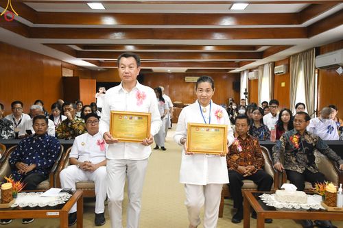 ภาพ No.82180:พิธีมอบรางวัลเกียรติยศและ การลงนามข้อตกลงความร่วมมือ (MOU)  โครงการสอบแข่งขัน  สอบตอบปัญหามงคลชีวิต 38 ประการ  ระหว่างประเทศ ในวันเสาร์ที่ 3 มิ.ย. พ.ศ.2566 ณ ห้องประชุม อวัทธนะ มหาเจดีย์บุโรพุทโธ ประเทศอินโดนีเซีย