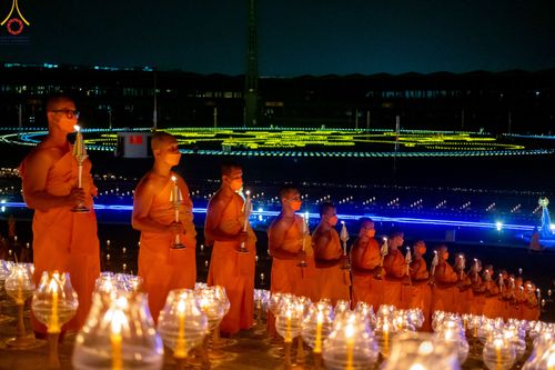 ภาพ No.90267:พิธีจุดประทีป 20,000 ดวง บูชาพระมหาธรรมกายเจดีย์ และบูชาพระมงคลเทพมุนี(สด จนฺทสโร) พระผู้ปราบมาร วันอังคารที่ 10 ตุลาคม พ.ศ. 2566 ณ ลานธรรมพระมหาธรรมกายเจดีย์ วัดพระธรรมกาย จ.ปทุมธานี