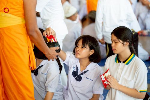 ภาพ No.215209:วันอาทิตย์ต้นเดือนที่ 6 เมษายน พ.ศ. 2568 พิธีตักบาตรข้าวสารอาหารแห้ง ณ บ้านแก้วเรือนทองคุณยาย สภาธรรมกายสากล วัดพระธรรมกาย