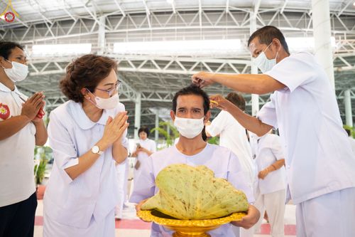 ภาพ No.83549:พิธีตัดปอยผมและปลงผม ในโครงการบรรพชาอุปสมบทหมู่ ธรรมทายาทรุ่นเข้าพรรษา ณ วัดพระธรรมกาย วันอาทิตย์ที่ 16 กรกฎาคม พ.ศ.2566