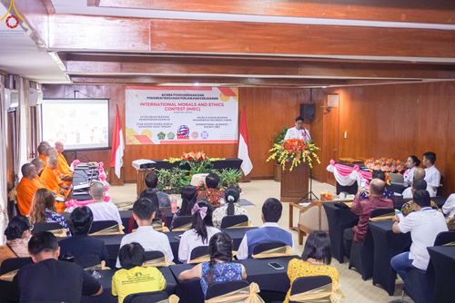 ภาพ No.82190:พิธีมอบรางวัลเกียรติยศและ การลงนามข้อตกลงความร่วมมือ (MOU)  โครงการสอบแข่งขัน  สอบตอบปัญหามงคลชีวิต 38 ประการ  ระหว่างประเทศ ในวันเสาร์ที่ 3 มิ.ย. พ.ศ.2566 ณ ห้องประชุม อวัทธนะ มหาเจดีย์บุโรพุทโธ ประเทศอินโดนีเซีย