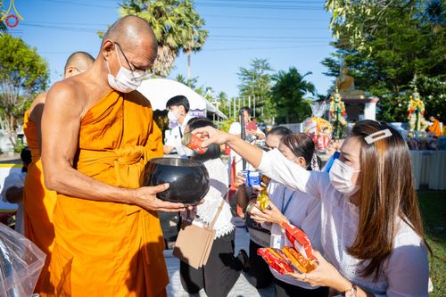 ภาพ No.83150:พิธีถวายสังฆทาน 323 วัด 4 จังหวัดชายแดนภาคใต้ ปีที่ 19 ครั้งที่ 163 พิธีมอบกองทุนหนุนแรงใจช่วยครูใต้ ปีที่ 16 ครั้งที่ 128  และพิธีทำบุญอุทิศส่วนกุศลให้ผู้วายชนม์ ในวันเสาร์ที่ 8 กรกฎาคม พ.ศ. 2566 ณ หอประชุม อาคารพระสุทธิสมณวัตรานุสรณ์   วัดมุจลินทวาปีวิ