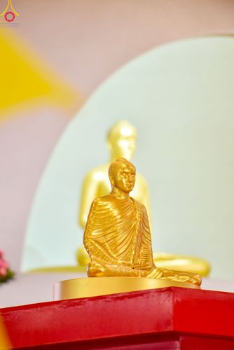 ภาพ No.78976:พิธีวางแผ่นจารึกชื่อ และพิธีวางพวงมาลัยสักการะพระบรมพุทธเจ้า ณ สภาธรรมกายสากล วัดพระธรรมกาย วันที่ 2 เมษายน พ.ศ. 2566