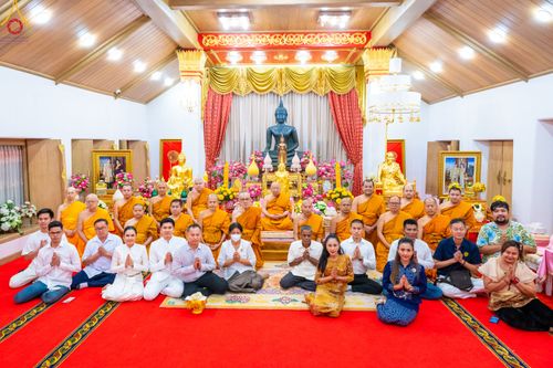 ภาพ No.78554:พิธีต้อนรับสัญญาบัตร พัดยศ ผ้าไตรและถวายมุทิตาสักการะฯ พระครูสิทธิรัตนวิเทศ และ พระครูวิเทศสันติคุณ วันอังคารที่ 28 มีนาคม พ.ศ. 2566 ณ อุโบสถวัดพระธรรมกาย