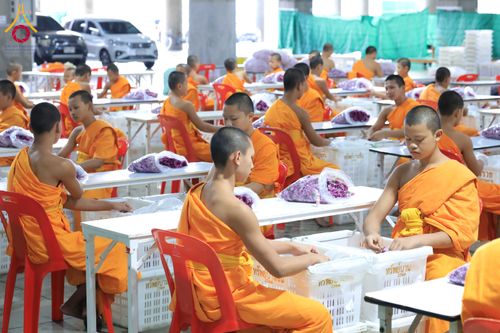 ภาพ No.303227:วันที่ 15-21 มกราคม พ.ศ.2569 ปลิดกลีบดอกเบญจทรัพย์ เพื่อโปรยต้อนรับพระธรรมยาตรา ในโครงการธรรมยาตรา กตัญญูบูชา มหาปูชนียาจารย์ พระมงคลเทพมุนี(สด จนฺทสโร) พระผู้ปราบมาร อนุสรณ์สถาน 7 แห่ง ปีที่ 14 ณ วิหารคด วัดพระธรรมกาย