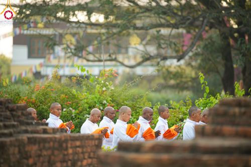 ภาพ No.314061:วันจันทร์ที่ 16 มีนาคม พ.ศ. 2569 พิธีเวียนเทียนประทักษิณ และพิธีบรรพชาสามเณร 500 รูป ณ วิหารมายาเทวี ประเทศเนปาล