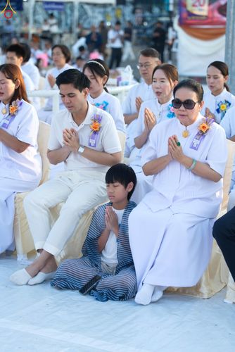 ภาพ No.282621:วันเสาร์ที่ 20 ธันวาคม พ.ศ.2568 พิธีตักบาตรพระ 10,000 รูป (ชุด 2) เนื่องในโอกาส 194 ปี จังหวัดกาญจนบุรี และอุทิศส่วนกุศลให้แด่บรรพชนทั้งหลาย บริเวณถนนสองแคว (Skywalk) เมืองกาญจนบุรี