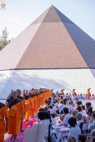 ภาพ No.292799:วันที่ 11 มกราคม พ.ศ. 2569 พิธีต้อนรับพระธรรมยาตรา ณ อนุสรณ์สถานลำดับที่ 3 สถานที่เกิดในเพศสมณะ วัดสองพี่น้อง อำเภอสองพี่น้อง จังหวัดสุพรรณบุรี ในโครงการธรรมยาตรา กตัญญูบูชา มหาปูชนียาจารย์ พระมงคลเทพมุนี(สด จนฺทสโร) พระผู้ปราบมาร อนุสรณ์สถาน 7 แห่ง ปีที