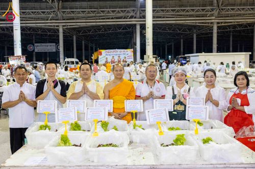 ภาพ No.303433:วันที่ 27 มกราคม พ.ศ. 2569 พิธีถวายภัตตาหารเป็นสังฆทาน แด่พระธรรมยาตรา ณ วัดพระธรรมกาย  จังหวัดปทุมธานี ในโครงการธรรมยาตรา กตัญญูบูชา มหาปูชนียาจารย์ พระมงคลเทพมุนี(สด จนฺทสโร) พระผู้ปราบมาร อนุสรณ์สถาน 7 แห่ง ปีที่ 14