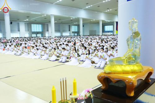 ภาพ No.86274:วันธรรมชัย ปีที่ 55 พิธีทอดผ้าป่ากฐินสมทบครั้งที่1, พิธีเจริญพุทธมนต์ ลูกนิมิตมหาสมบัติฯ พิธีจุดประทีป,พิธีฉลองชัยสวดมนต์บทธัมมจักกัปปวัตนสูตร วันอาทิตย์ที่ 27 สิงหาคม พ.ศ.2566 ณ สภาธรรมกายสากล / มหารัตนวิหารคด วัดพระธรรมกาย