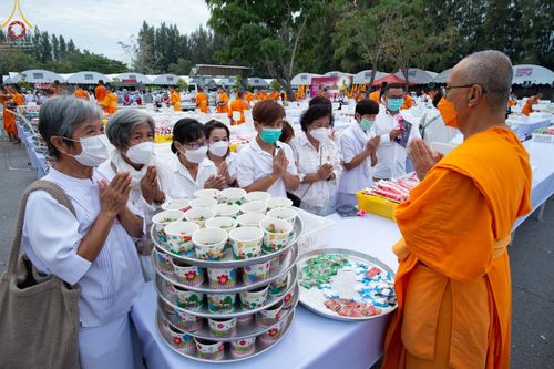 ภาพ No.69232:พิธีถวายภัตตาหารเป็นสังฆทาน แด่คณะพระธรรมยาตราฯ ในโครงการธรรมยาตราฯ ปีที่ 11 ณ อนุสรณ์สถานมหาวิหารพระมงคลเทพมุนี อ.สองพี่น้อง จ.สุพรรณบุรี วันที่ 4 และ 5 มกราคม พ.ศ. 2566